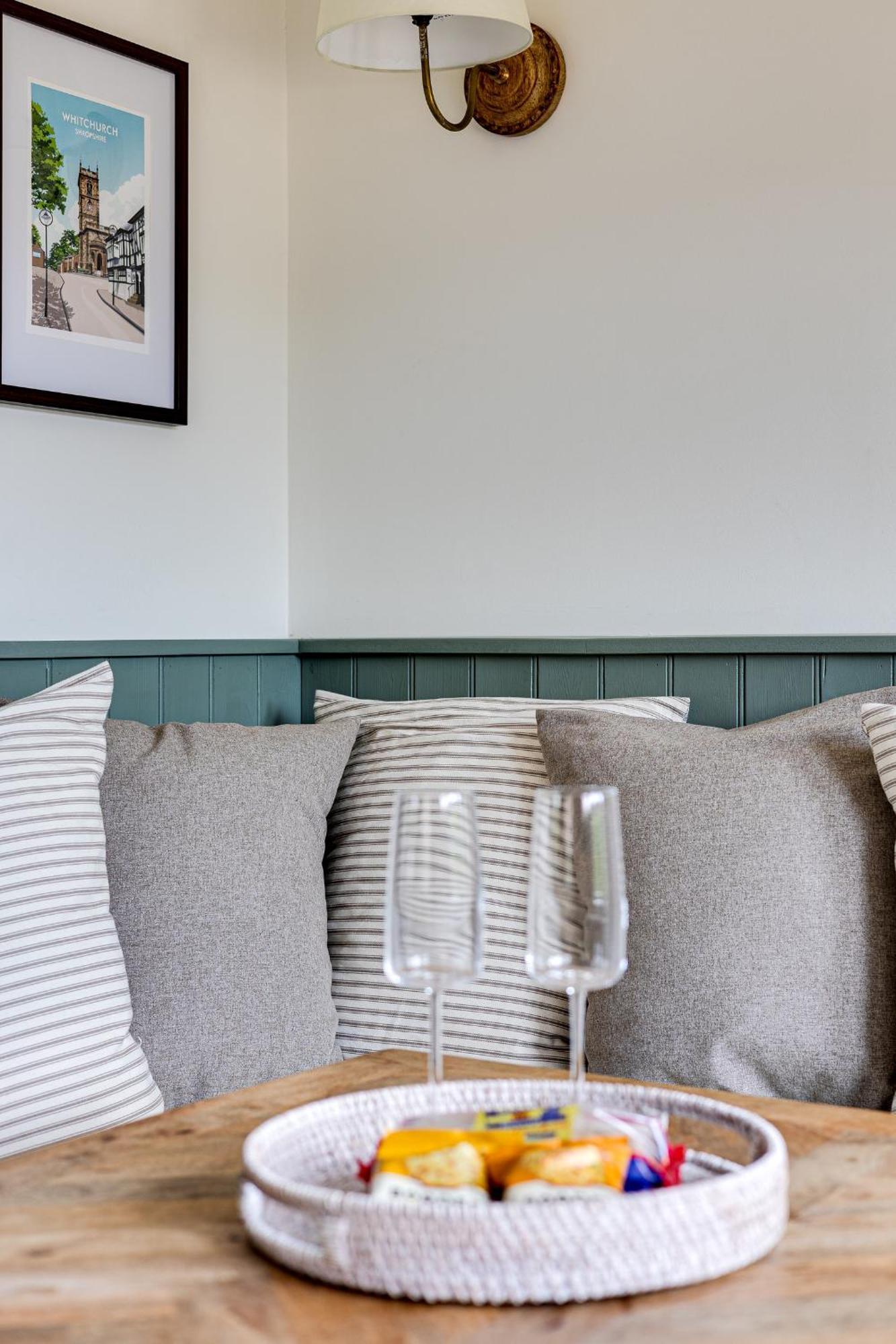 Oak Tree Hideaway Villa Whitchurch  Buitenkant foto
