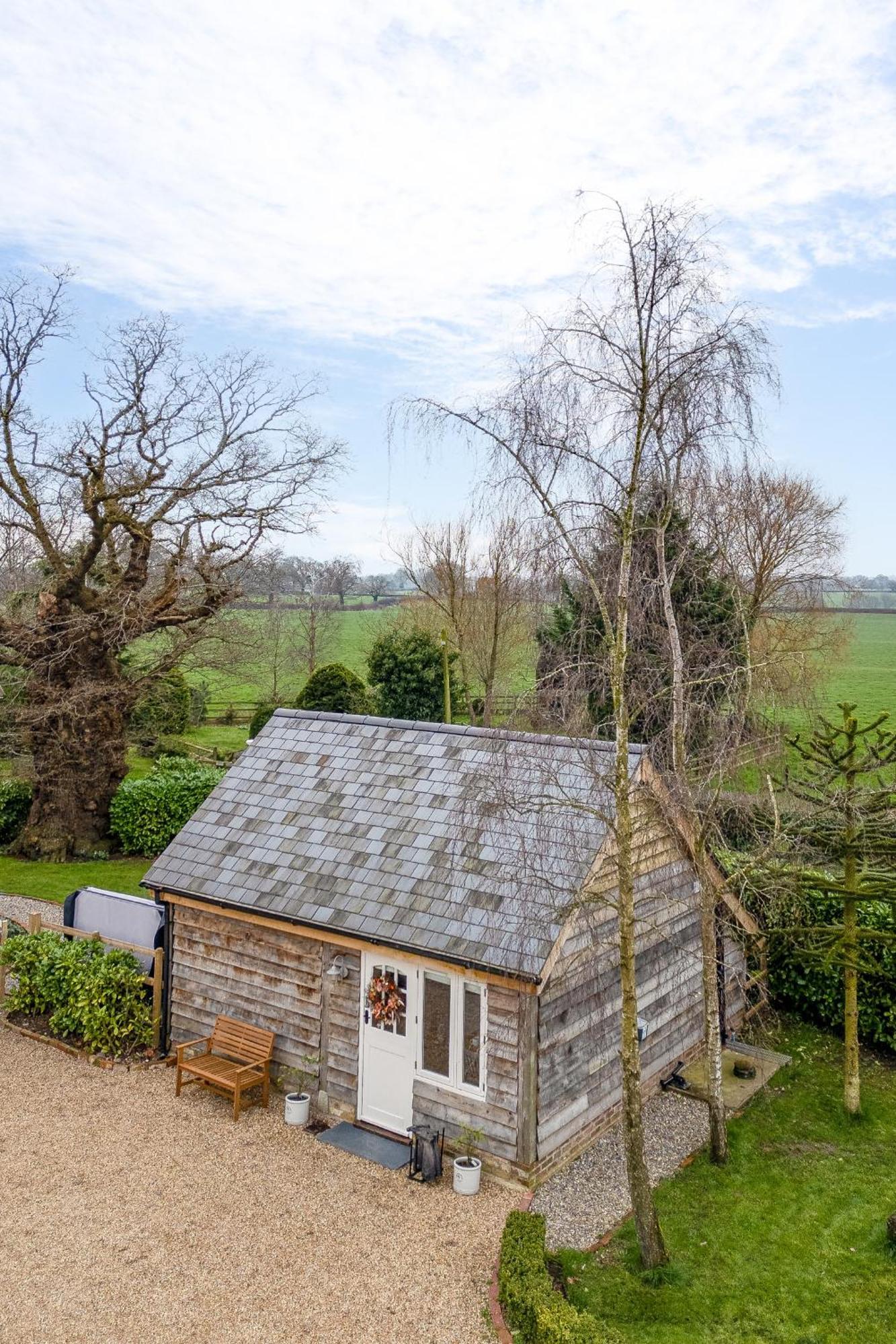 Oak Tree Hideaway Villa Whitchurch  Buitenkant foto
