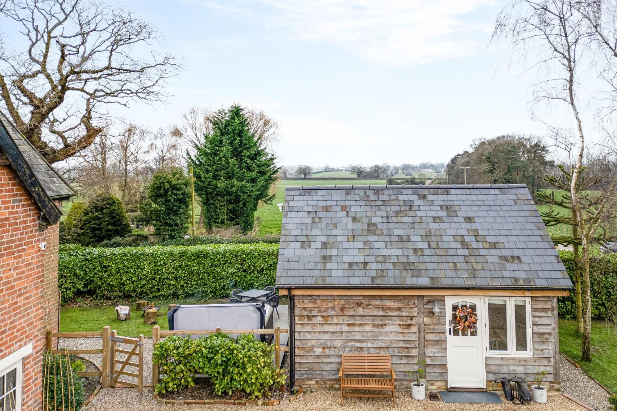 Oak Tree Hideaway Villa Whitchurch  Buitenkant foto