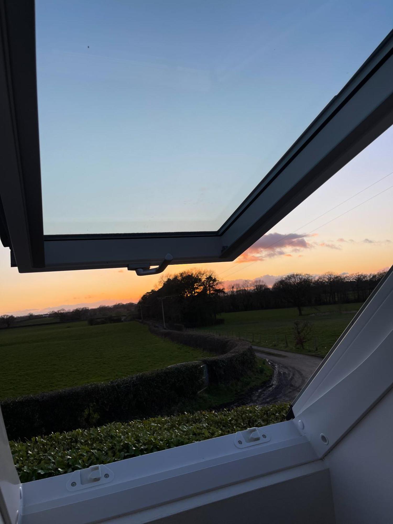 Oak Tree Hideaway Villa Whitchurch  Buitenkant foto